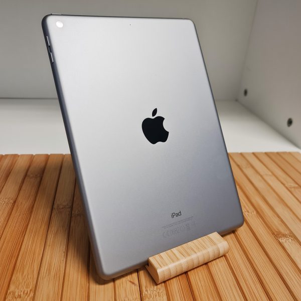 Apple iPad 5th Generation 9.7" WiFi - Image 6