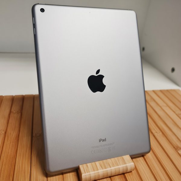 Apple iPad 5th Generation 9.7" WiFi - Image 5